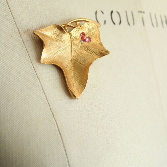 Vintage 1960s Brooch, Gold Tone Leaf with Pink Rhinestones - Picture 7 of 10